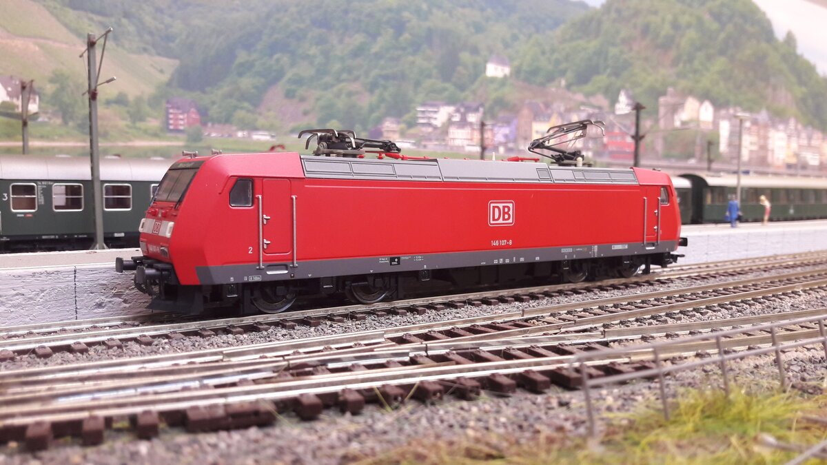 BR 146 107-8 , die Lok gehört zur Traxx Familie hier die Type F140 AC1 . Eingesetzt im DB Regioverkehr,  das gezeigte Modell ist von Trix DC digital  29470 ( Startpackung )