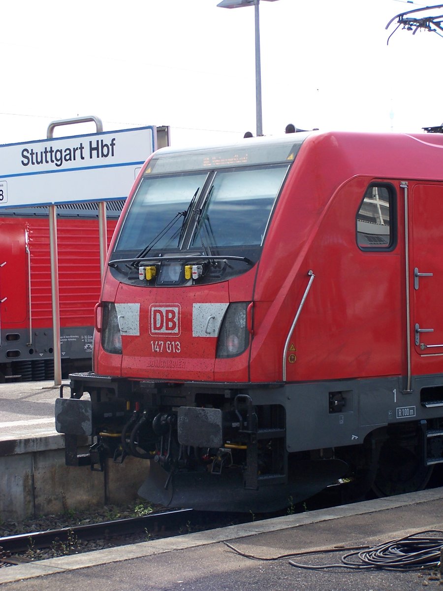 BR 147 013 in Stuttgart HBF. Fährt in kürze nach Vaihingen(Enz).
11.4.17, Stuttgart HBF