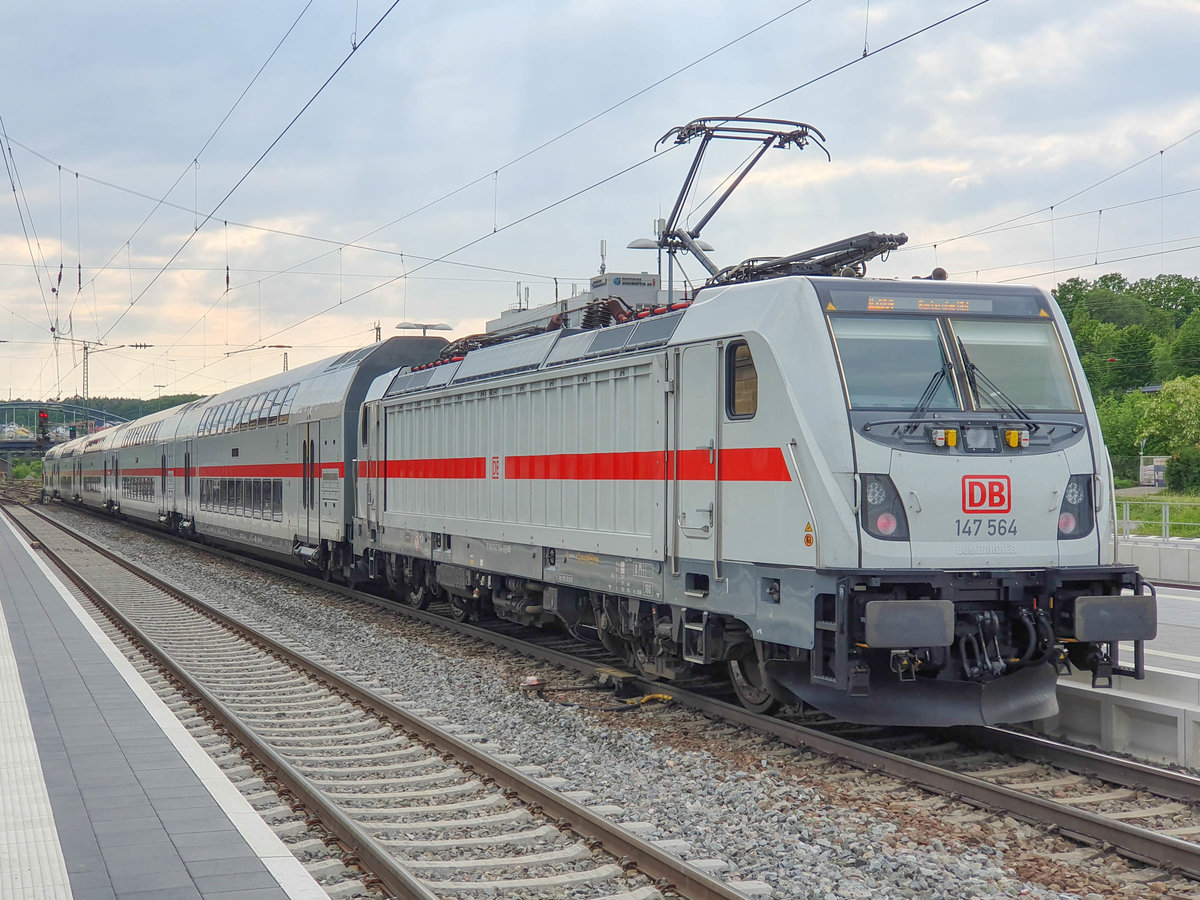 BR 147 564 mit einem IC2 nach Karlruhe Hbf in Mühlacker, 25.05.2019.