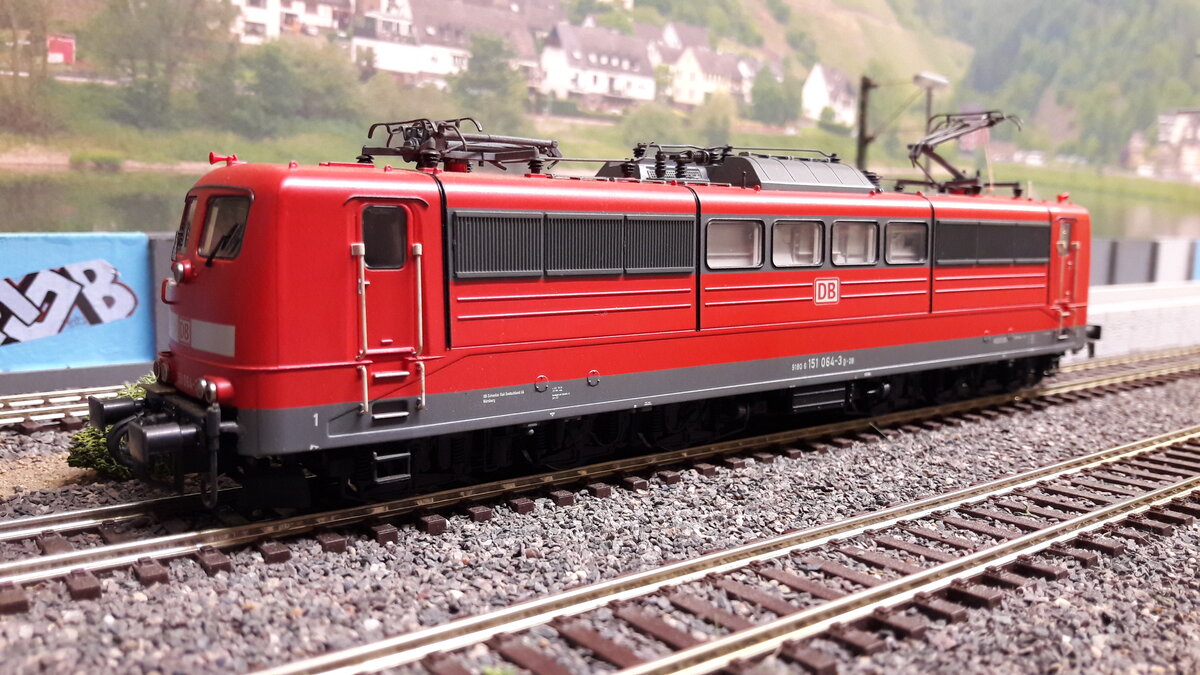 BR 151 064-3  Roco 73402 am 22.08.2020 in Harrstadt Hauptbahnhof