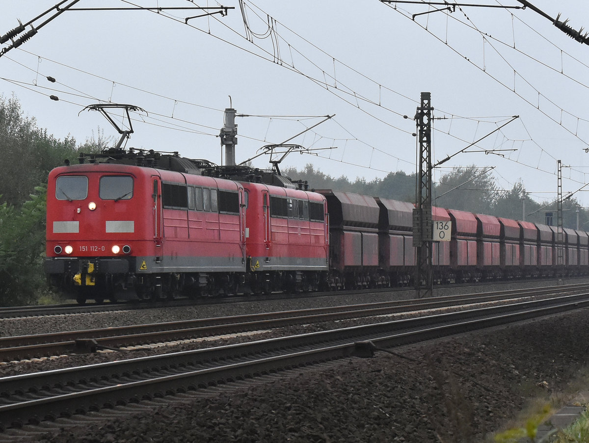 BR 151 112-0 und 151 110-4 in Doppeltraktion des täglichen Erzzuges kommend aus Hamburg. Höhe Bardowick 27.09.2017