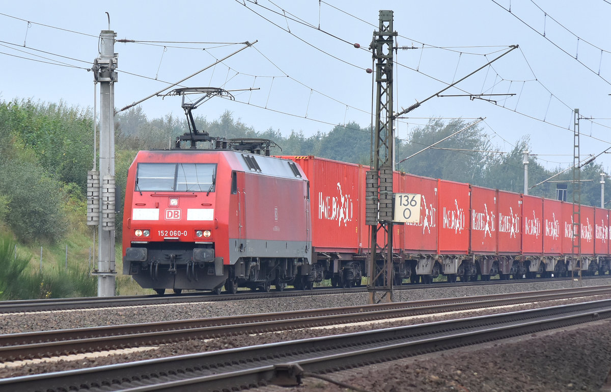 BR 152 060-0 im puren Rot der Hamburg-Süd Container, kommend aus Hamburg. Im Dunst, Höhe Bardowick. 19.09.2017