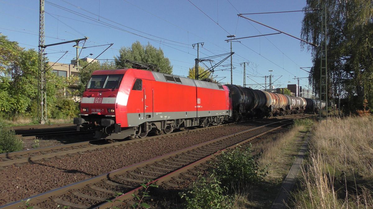 BR 152 066-7 mit ein Kesselwagenzug bei der Ausfahrt in Lehrte am 27.09.2018.