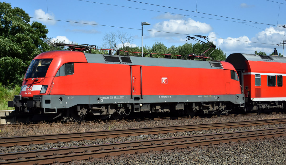 BR 182 012 als RE1 beim Halt in Büchen, in Richtung Hamburg. 26.06.2017