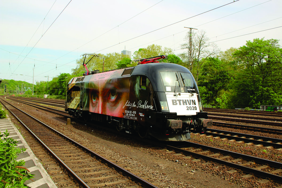 BR 182 510 ist mit einer neuen Beethovenwerbung durch Köln West am 23.04.2019 durchgefahren. 