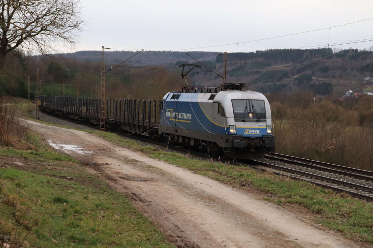 BR 182 912-6 „Mittelweserbahn“ mit Güterzug am 22.02.20 in Obersinn.