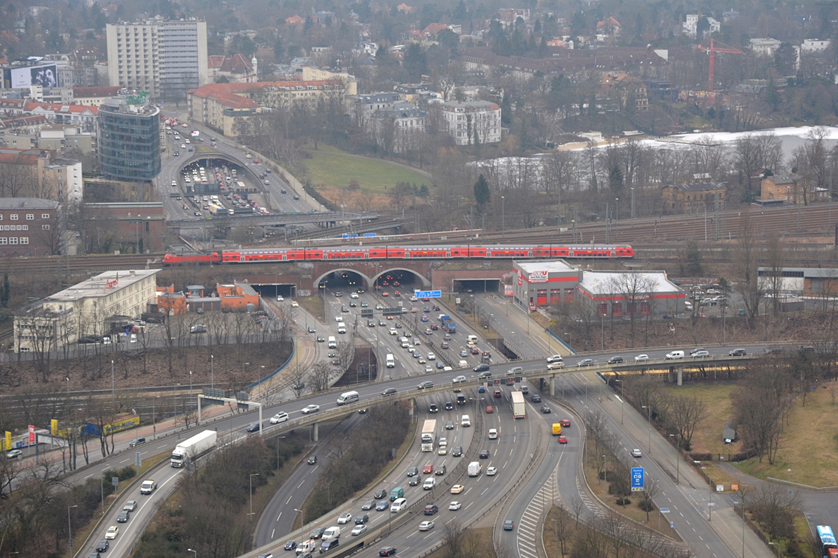 BR 182 mit dem RE 1 in Richtung Potsdam fährt auf dem Viadukt über der Autobahn in Berlin. Blick vom Funkturm, 15.02.2018. 
