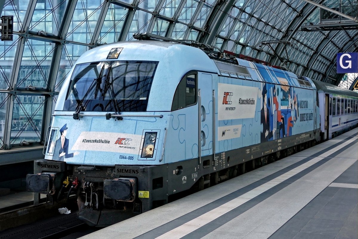 BR 183 /Siemens ES 64 U4 'Husarz', PKP Intercity - PL-PKPIC 5 370 005 -8 / EU44 -005, unterwegs in ihrer aktuellen Werbe -Folierung als EC 59 'Gedania'. Berlin Hbf. am 28.07.2020.