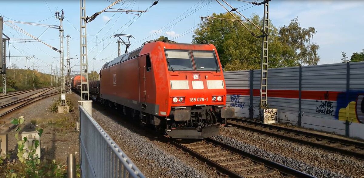 BR 185 079-1 durchfährt mit einem Güterzug den Bahnhof Bottrop am 30.10.2019