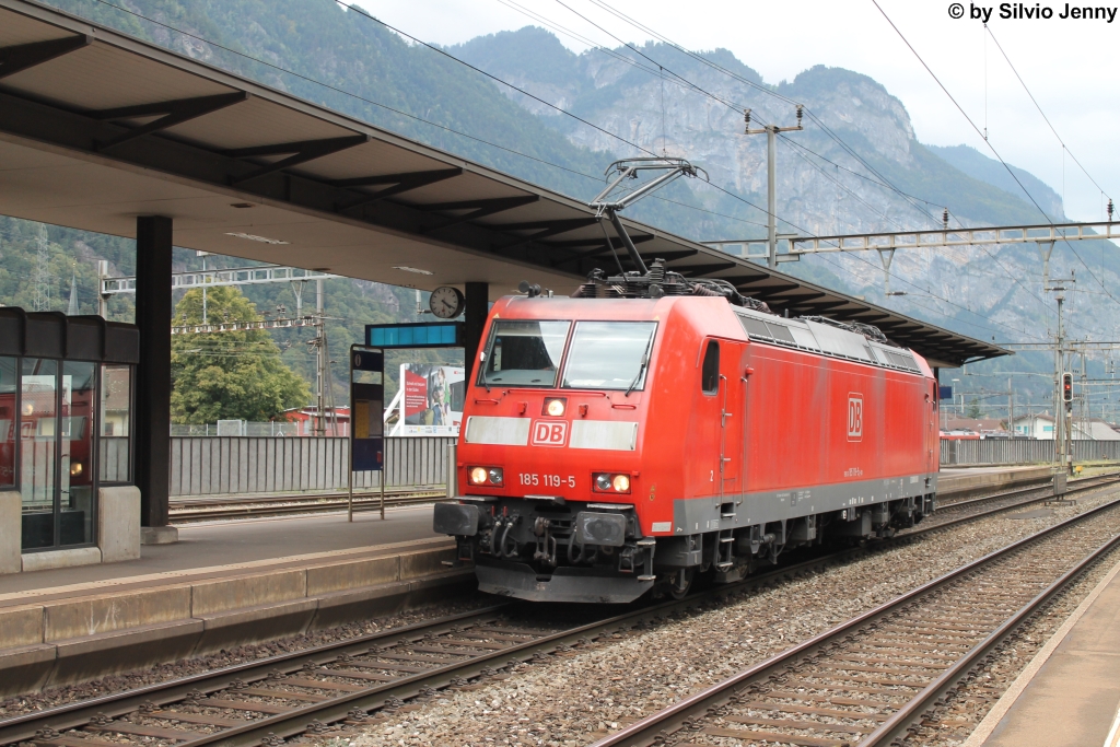 BR 185 119-5 am 23.8.2014 in Erstfeld. Diverse Güterzüge, die mit BR 185 in der Schweiz bespannt werden, erhalten erst in Erstfeld für die Bergfahrt eine 2. Maschine, auch diese im Bild zu sehende BR 185 macht sich auf den Weg um einer Schwesterlok am Gotthard Unterstützung zu leisten.