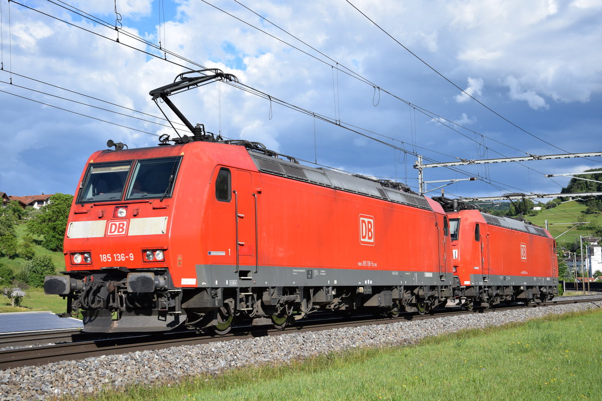 BR 185 136-9 und BR 185 140-1 sind am 30.06.2017 bei Zeihen in Richtung Basel unterwegs.