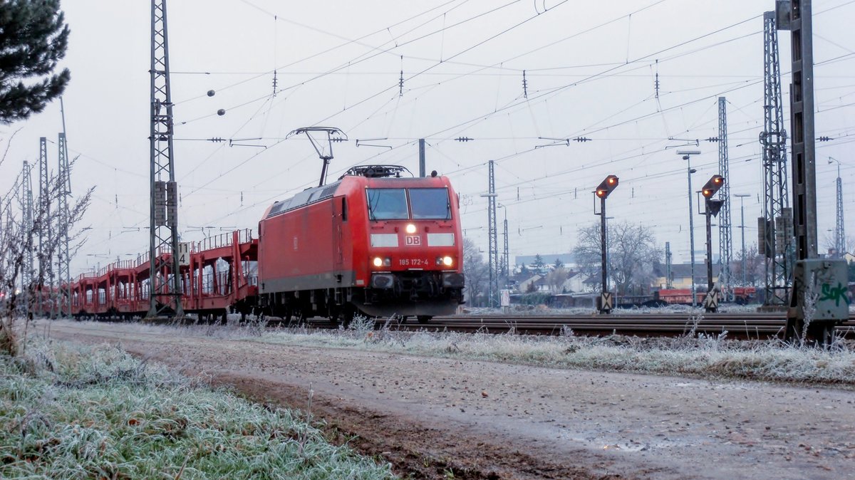 Br 185 172-4 hält mit einem Güterzug am 02.12.17 in Mannheim Waldhof Gbf. Der Gz kam aus Richtung MA-Käfertal, also der östlichen Riedbahn. Nach mehreren Zugüberholungen ist er weiter in Richtung Norden gefahren.