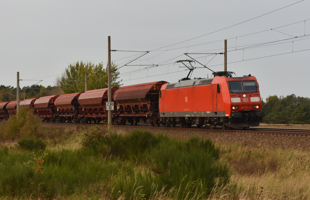BR 185 173-2 kommend aus Büchen mit Getreidewaggons unterwegs. 3km östlich von Büchen 17.10.2017