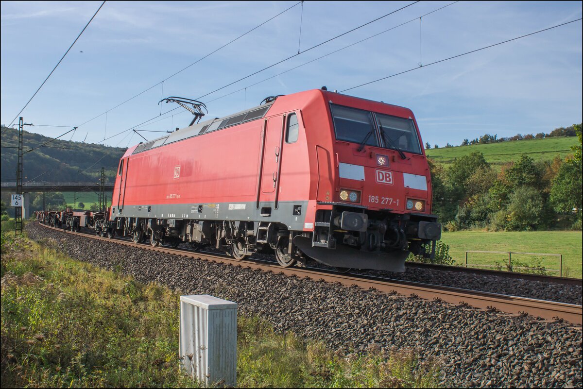 BR 185 277-1 zu sehen am 11.10.2023 mit einem leeren Containerzug bei Hermannspiegel.