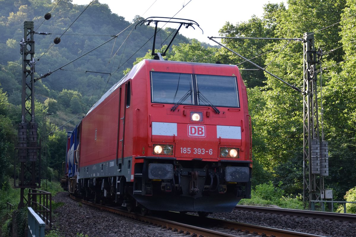 BR 185 393-6 wird am frühen Morgen des 21.06.2018 gleich ihren Güterzug kurz vor St. Goarshausen in das Südportal des Loreley Tunnels ziehen.