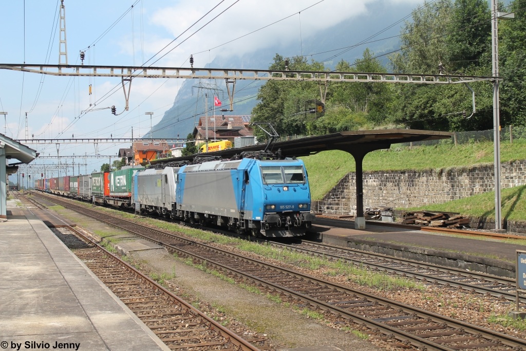 BR 185 527-9 und 186 104 am 31.7.2014 bei der Durchfahrt in Amsteg-Silenen. Die von der bls gemietete BR 185 527 darf nicht im Lötschberg-Basistunnel eingesetzt werden, daher ist diese Lok vorwiegend am Gotthard zu sehen.