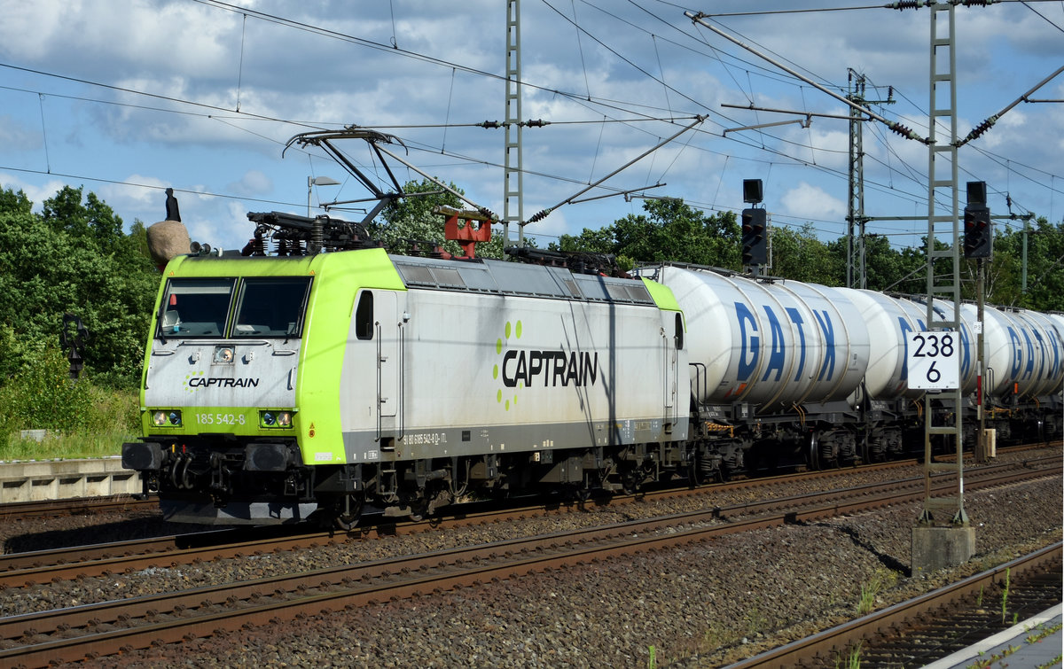 BR 185 542-8 Captrain bei der Durchfahrt am Bahnhof Büchen. 26.06.2017