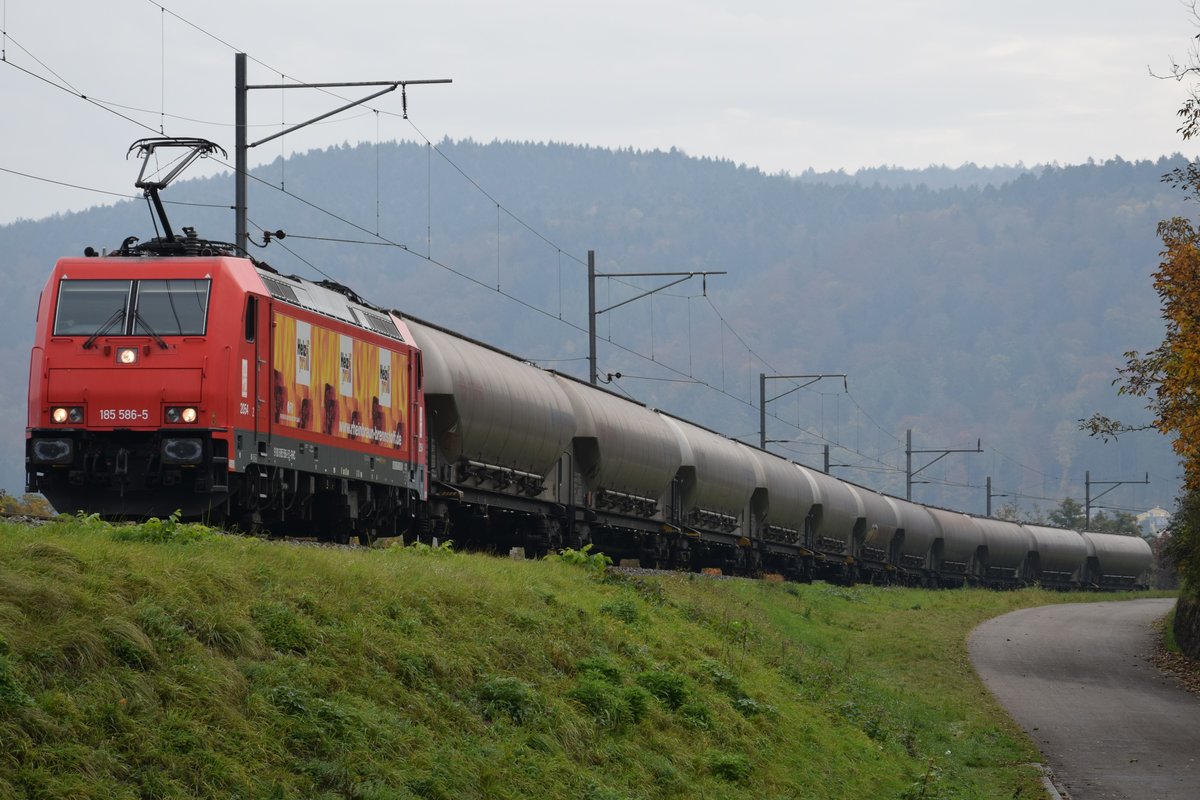 BR 185 586-5 der HGK wartet am 19.10.2017 vor Laufenburg (Schweiz) vor dem Halt zeigenden Signal auf die Einfahrt in den Bahnhof.
