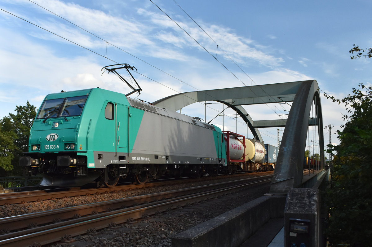 BR 185 633-5 der ITL Eisenbahngesellschaft mbH kommend aus dem Hagenower Land. Höhe Büchen Eisenbahnbrücke, 22.09.2017