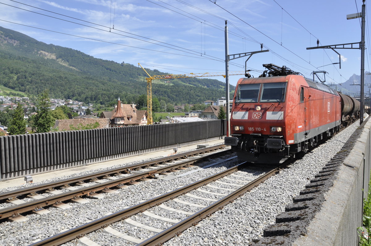 BR 185 der DB zeiht am DO, 4.9.16 einen Kesselzug durch Goldau