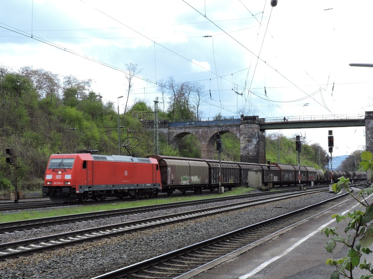 BR 185 mit Güterzug gen Norden durchfahrt Eichenberg am 26.04.2017