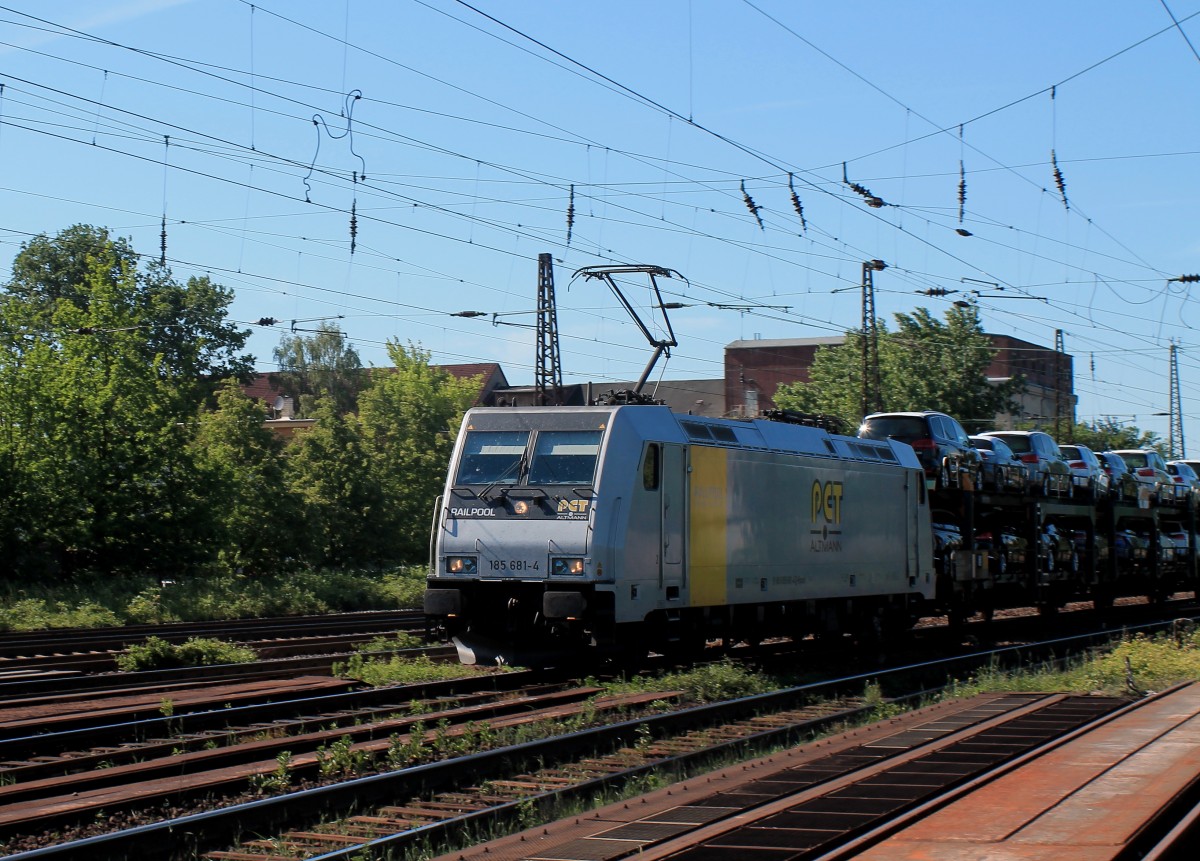BR 185 der PCT -Railpool aus Richtung Leipzig Messe (Wiederitzsch) am Abzweig nach Thekla.
14.09.2013