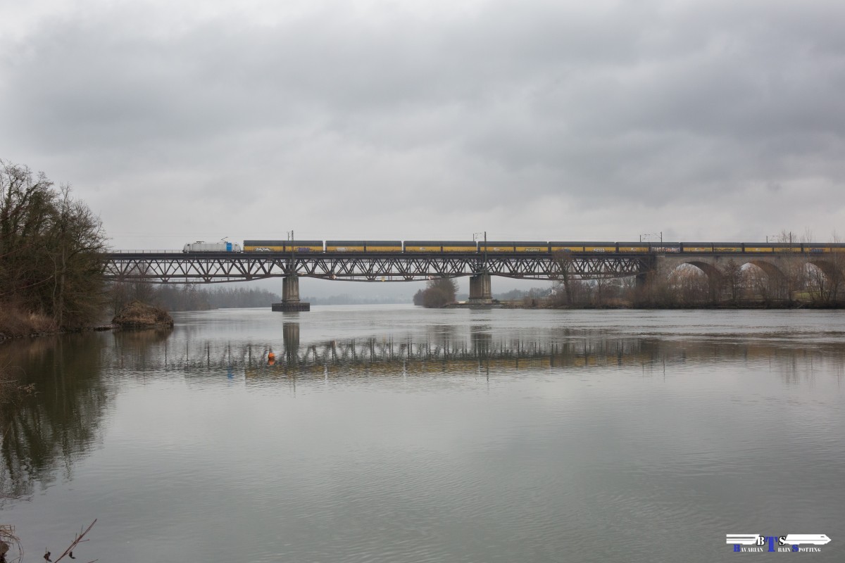 BR 185 von Railpool mit einem der vielen Altmannzüge am 02.03.2016 auf der Donaubrücke bei Mariaort 
