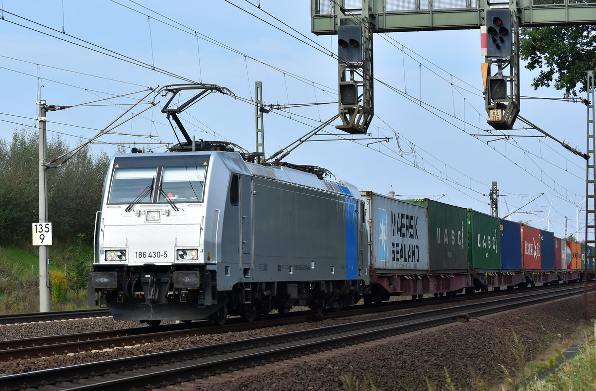 BR 186 430-5 der Railpool als Containerzug kommend aus Hamburg. Höhe Bardowick 23.09.2017