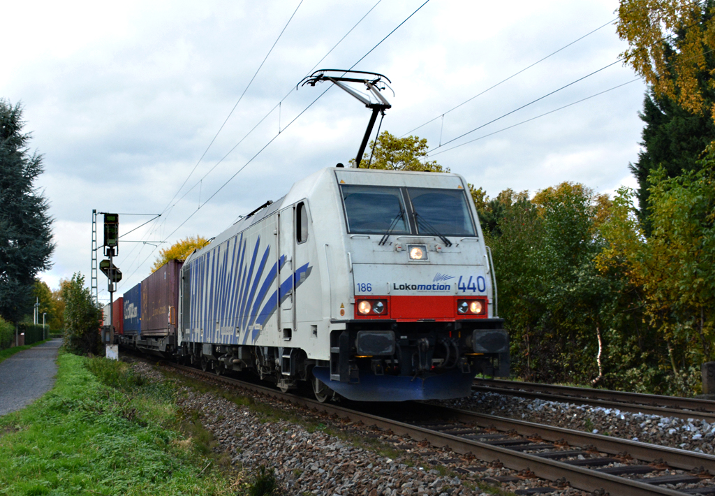 BR 186 Lokomotion 400 Containerzug durch Bonn-Beuel - 23.10.2015