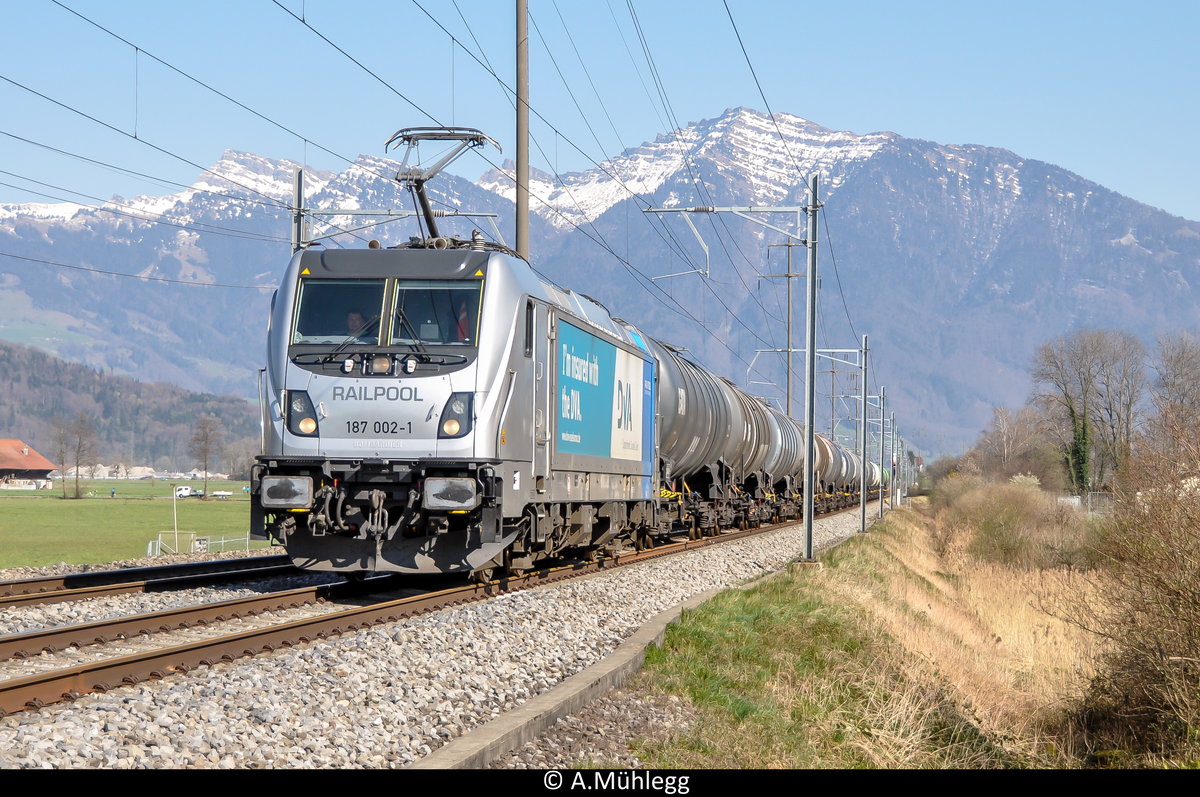 BR 187 002 Railpool/WRS mit Kesselwagenzug am 01.04.2020 bei Buttikon SZ.