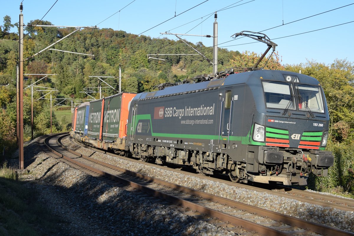 BR 193 260 von SBB Cargo International resp. von ELL ist am Abend des 05.10.2018 in den letzten Sonnenstrahlen bei Villnachern AG bergwärts in Richtung Bözbergtunnel unterwegs.