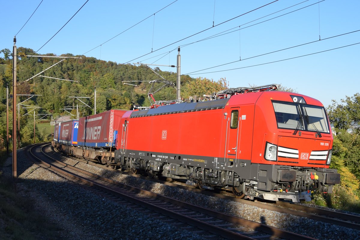 BR 193 335 der DB ist am Abend des 05.10.2018 in den letzten Sonnenstrahlen bei Villnachern AG bergwärts in Richtung Bözbergtunnel unterwegs.