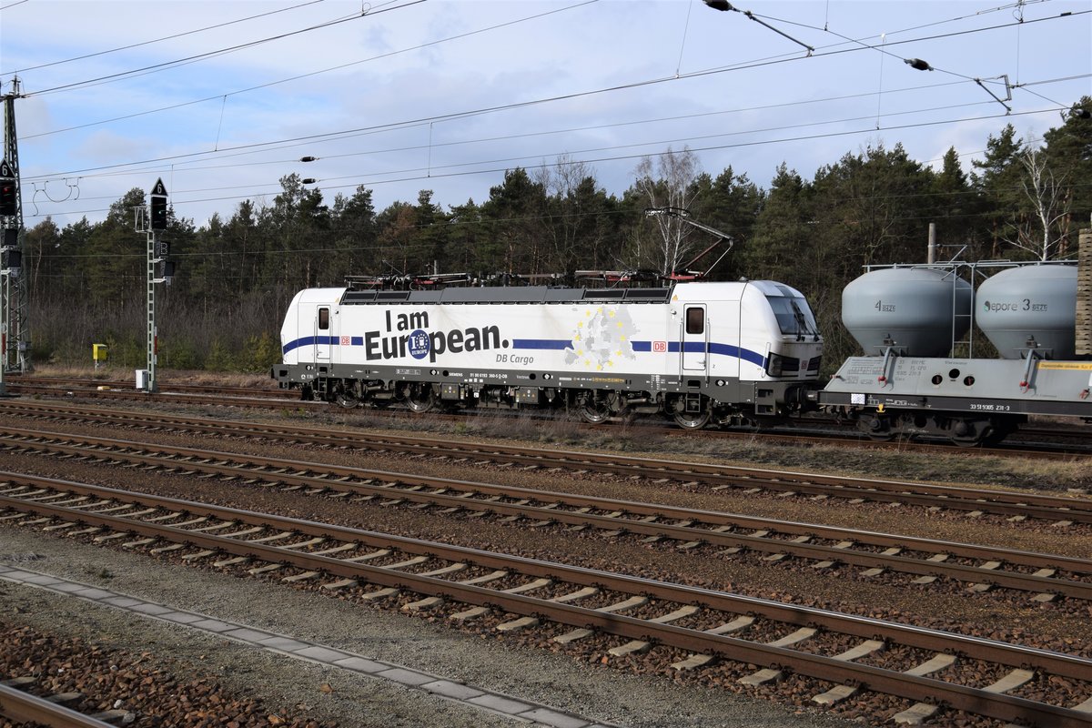 BR 193 360-5 mit Zementzug bekommt  Grün  in Richtung Brieske. Aufgenommen am 19.02.2020 in Hosena.