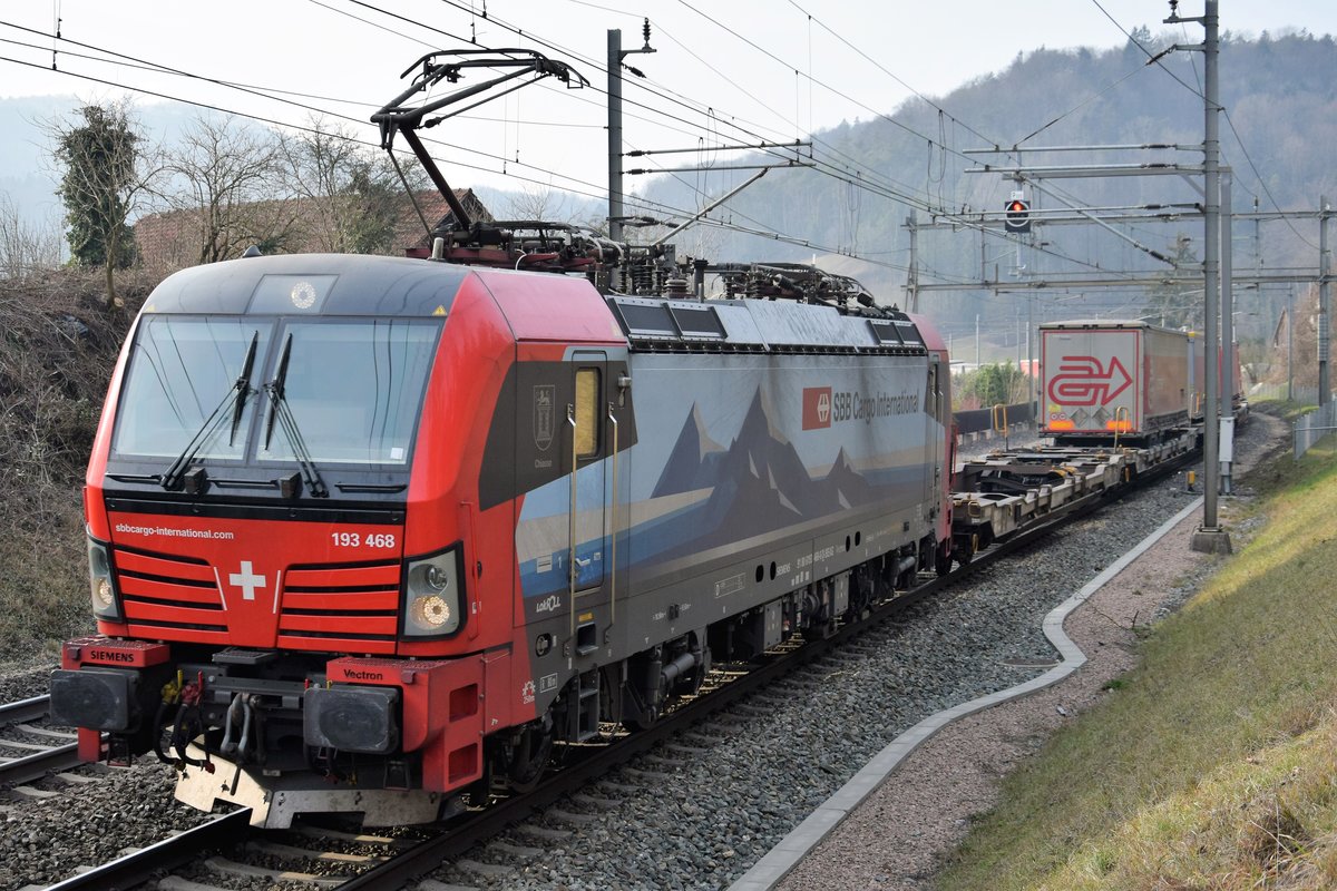 BR 193 468  Chiasso  zieht am 23.01.2019 einen Güterzug bei Villnachern auf der Bözberg Südrampe in Richtung Süden.