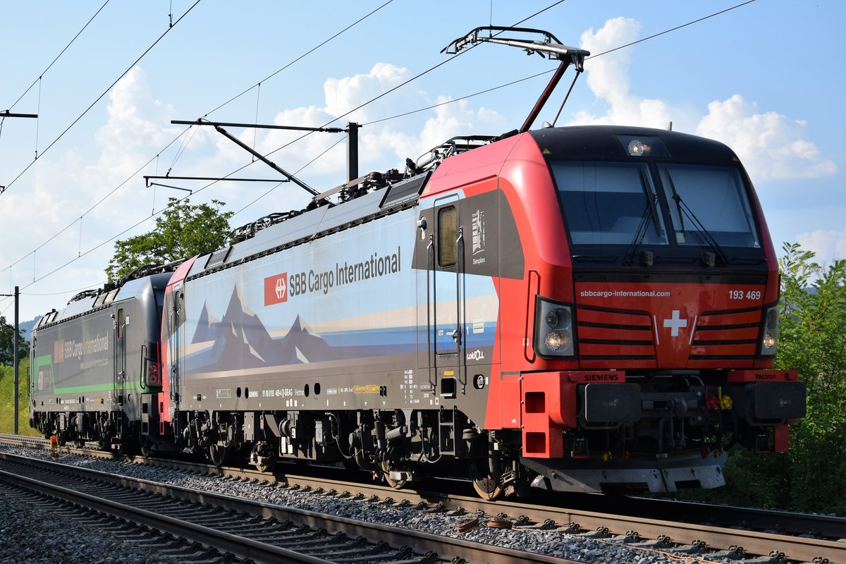 BR 193 469  Simplon  schleppt ihre Schwester BR 193 259 am 02.08.2018 bei Zeihen AG in Richtung Brugg.
