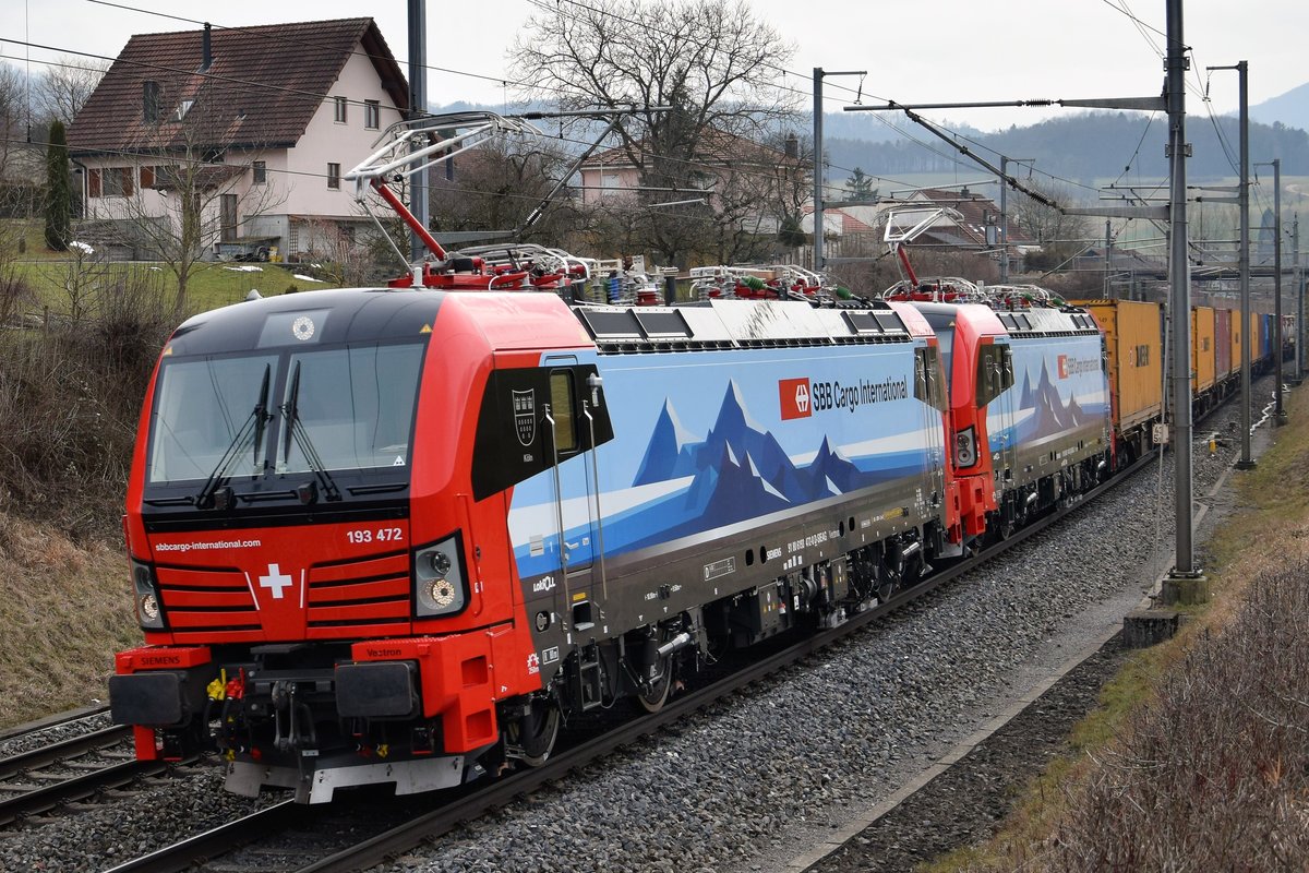 BR 193 472  Köln  von SBB Cargo International zieht am Nachmittag des 06.03.2018 zusammen mit ihrer Schwesterlok  Freiburg  ihren Güterzug die Bözberg Nordrampe bei Zeihen AG hinauf.
