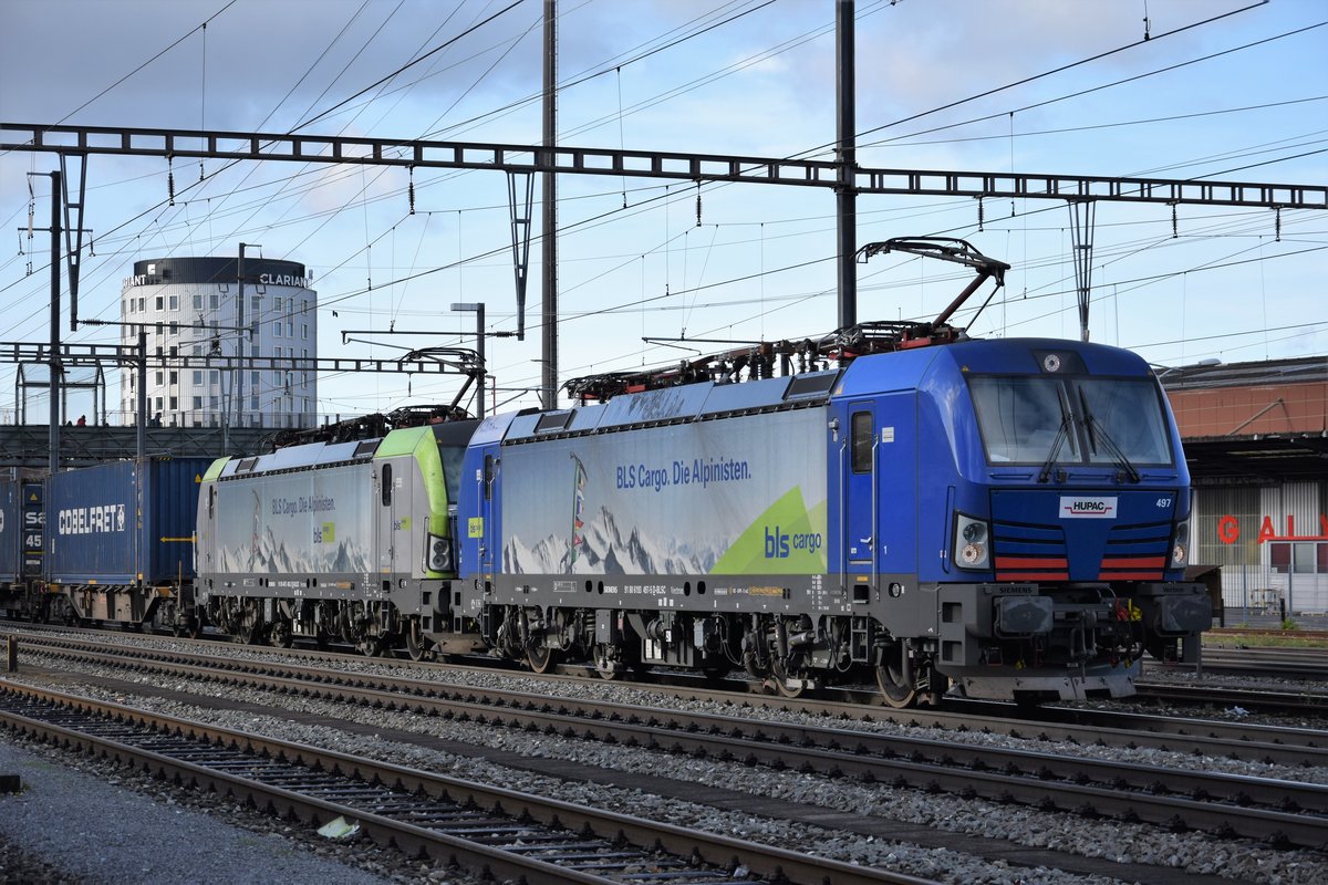BR 193 497 der HUPAC / BLS Cargo zieht am 24.12.2018 zusammen mit BLS Re 475 403 einen Güterzug durch Pratteln in Richtung Olten.