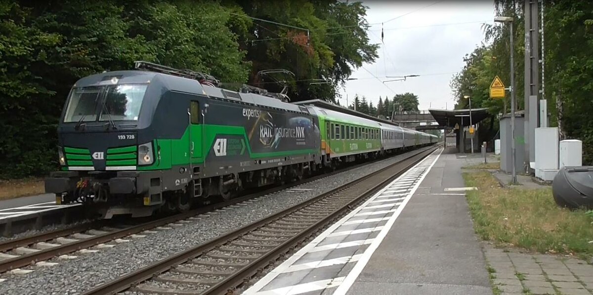 BR 193 728 der ELL mit einem noch fast unlackierten Flixtrain im Haltepunkt Haan bei Düsseldorf am 03.08.2019