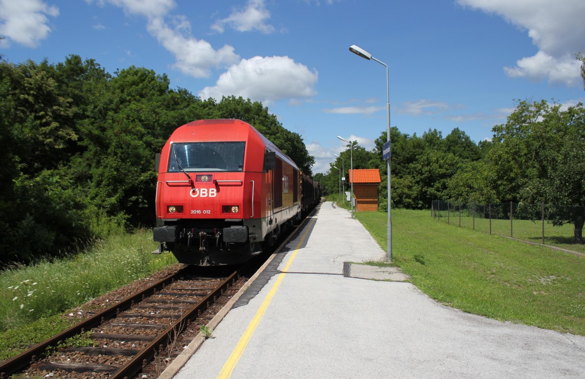 BR 2016 012 zieht als Sammler einen beladenen Gterzug wieder zruck Richtung ungarische Grenze, aufgenommen in der Haltestelle Unterpetersdorf bei Km 13,5 im Juli 2012