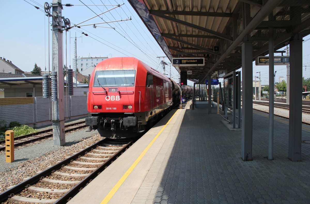 BR 2016 100 durchfährt mit einem Güterzug den Bahnhof Schwechat auf der Pressburgerbahn bei Km 12,6 Richtung Osten, Juli 2012