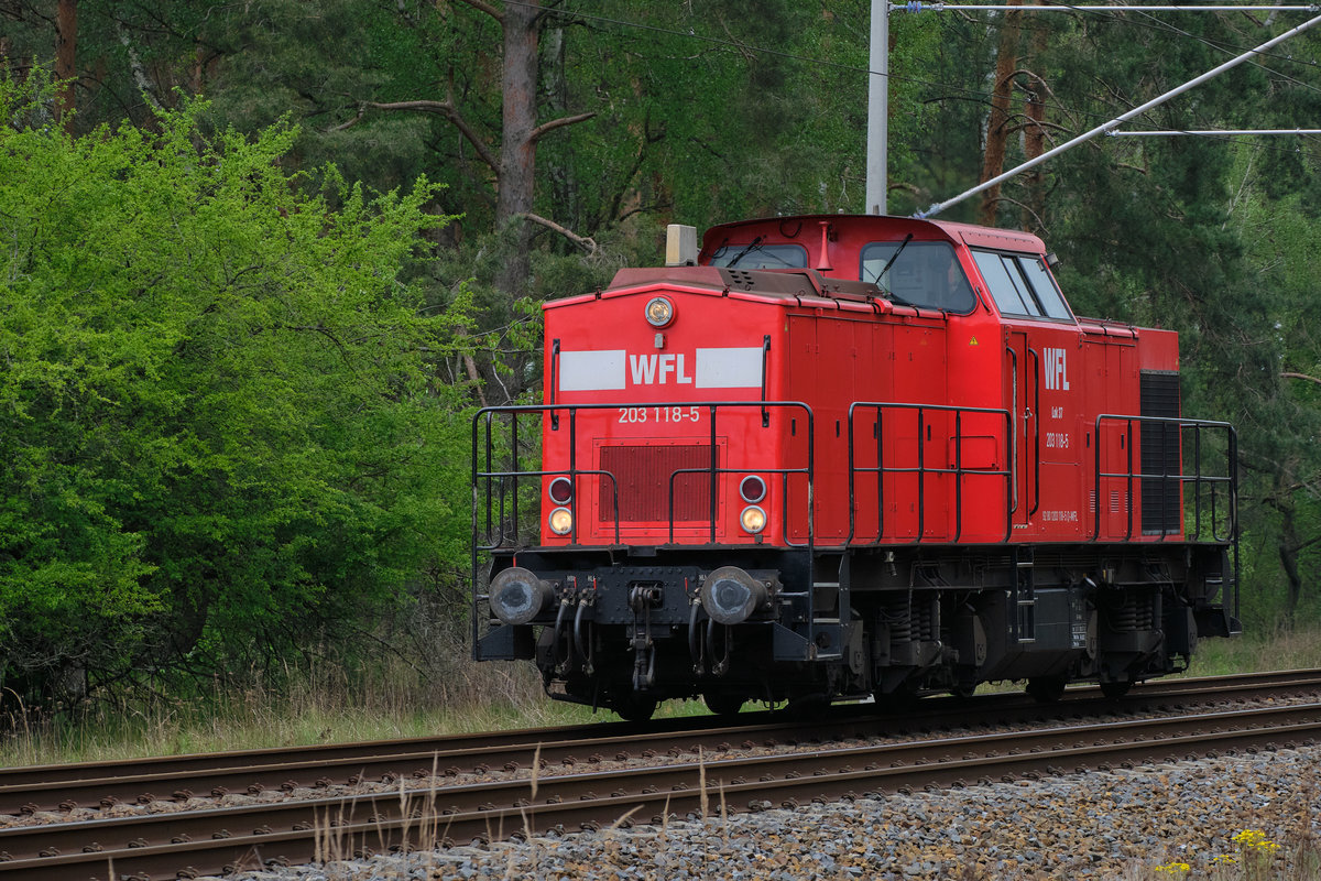 BR 203 der Wedler Franz Logistik auf der Hauptstrecke Berlin - Stralsund.