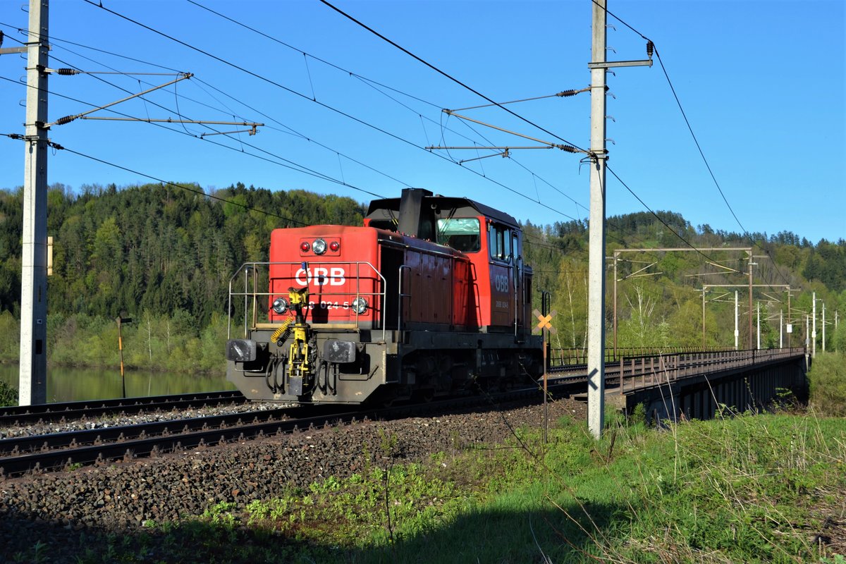 BR 2068 ganz alleine mit Höchstgeschwindigkeit kurz nach Villach.