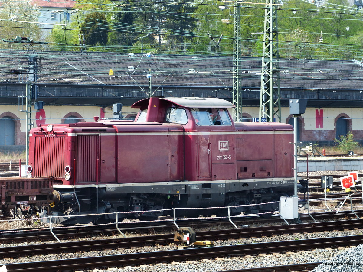 BR 212 052-5 (V100.20)in bester DB-roter Lackierung der EfW rangiert am 08. April 2017 im Vorfeld des Hbf Wiesbaden beim Umbau einer Weiche. Fotografiert aus Richtung Schlachthof.