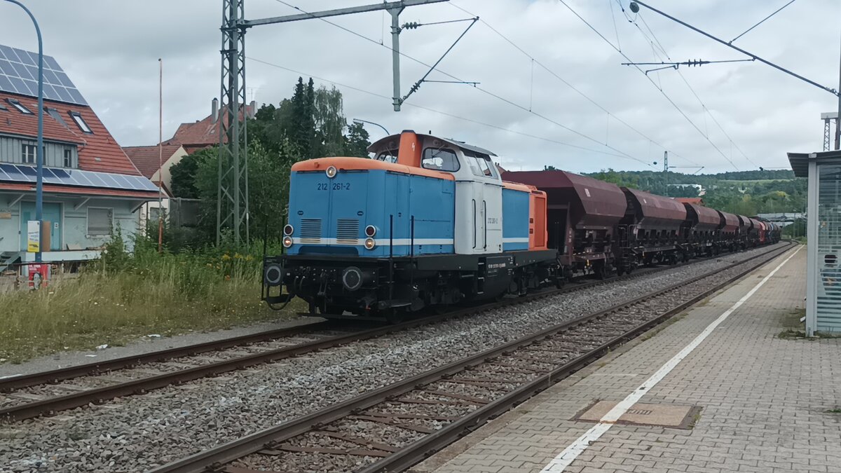 BR 212 261-2 am 18.8.21 in Engen mit Kesselzug und 2. 212er und 215 101 am Zugende