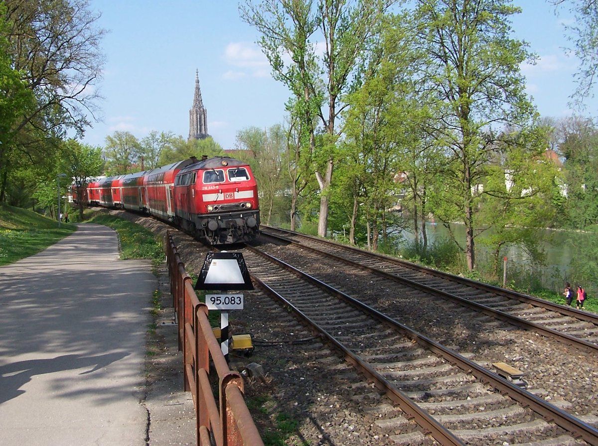 BR 218 443-0 bei der Ausfahrt aus Ulm. Fährt als IRE 4223 von Stuttgart HBF nach Lindau HBF. Am 21.04.2018 um 16:15