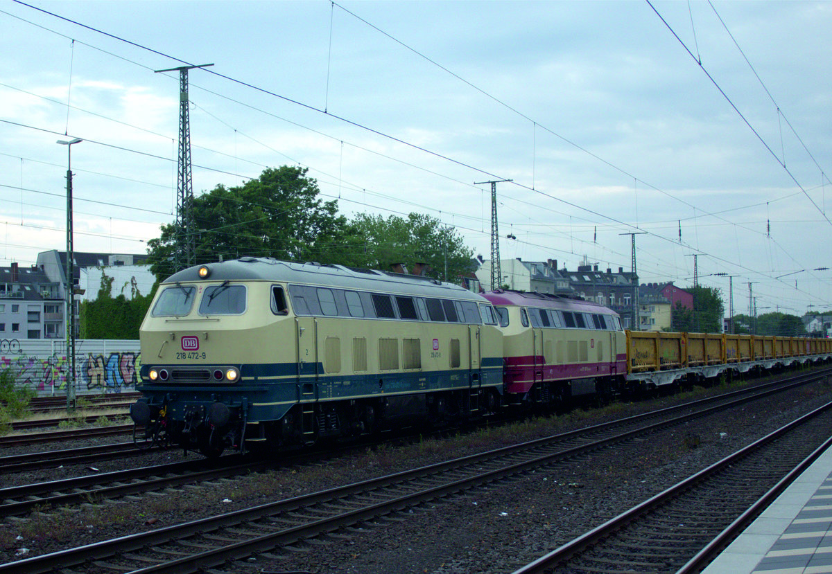 BR 218 472-9 mit 217 002-5 ziehen in den Abendstunden des 18.07.2019 einen Bauzug durch Köln West.