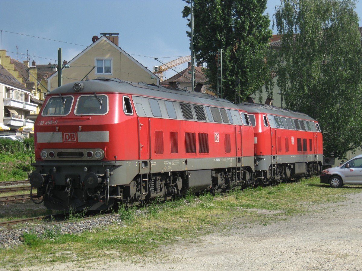 BR 218 495-0 und BR 218 487-7 stehen in Lindau auf dem Abstellgleis und legen beide eine kurze Pause ein am 10.06.2015