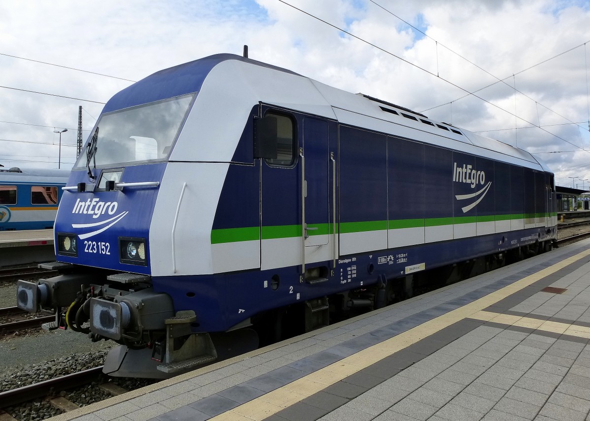 BR 223, Diesellok der IntEgro, einem Eisenbahnverkehrsunternehmen mit Sitz in Sachsen, beim Halt im Bahnhof von Hof, Aug.2014