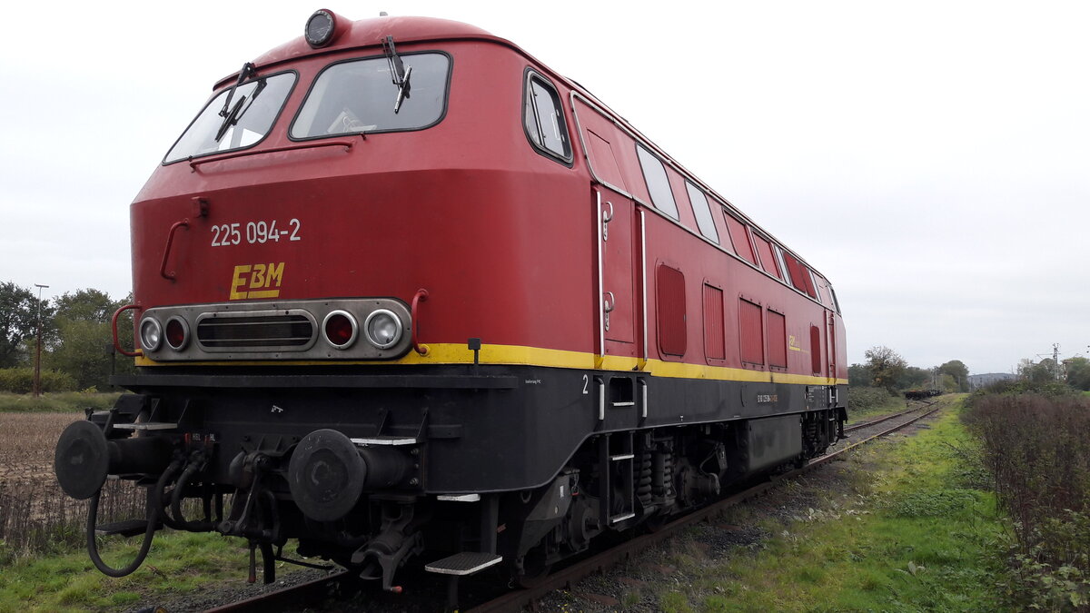 BR 225 094-2 der EBM abgestellt in Moers Rheinkamp am 22.10.2019