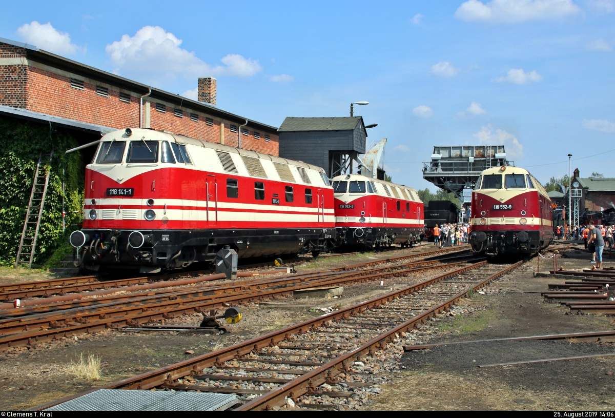 BR 228 mal Drei:
228 141-8 (118 141-1 | DR V 180 141) und 228 782-9 (118 782-2 | DR V 180 382) des Sächsischen Eisenbahnmuseum Chemnitz-Hilbersdorf e.V. (SEM) stehen anlässlich des 28. Heizhausfests im SEM.
Rechts daneben rangiert 228 585-6 (118 552-9 | DR V 180 052) der ITL Eisenbahngesellschaft mbH (ITL), zur Vorbereitung der Lokparade, in Richtung des östlichen Ringlokschuppens.
[25.8.2019 | 14:06 Uhr]